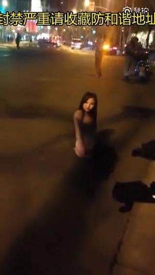 神秘女子当街脱光纠缠路人奶子真大