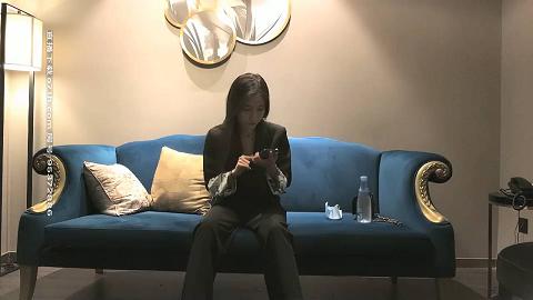 和性感大长腿黑衣妹子啪啪，舌吻摸逼调情有一手