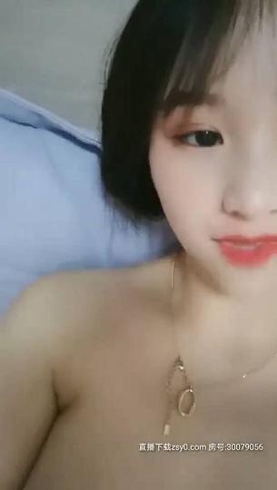 缺个大鸡巴，嫩妹跳蛋自慰啪啪，奶子不小