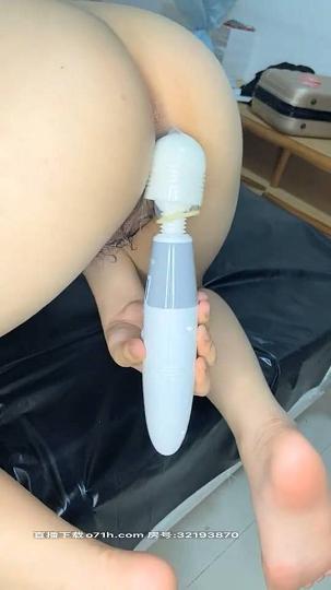 精彩的4P，会玩的小姐姐，让小哥撅著屁股给他舔菊花吃鸡巴，激情后入，两个小骚逼磨豆腐，撅著屁股道具玩喷水