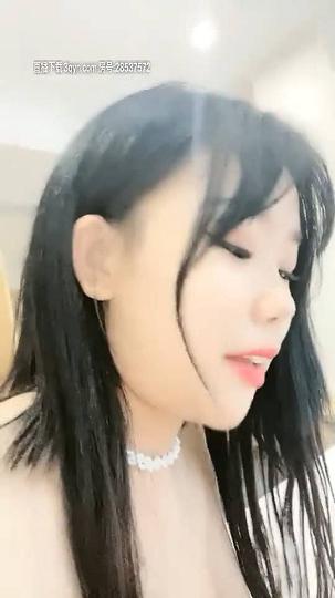 兩個嫩妹子酒店大黑牛自慰舌吻手指互插，近距離特寫被攝影玩弄粉穴