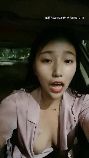 寂寞的骚逼少妇玩点刺激的户外车震，被各种无套抽插最后顔射