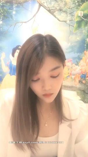 雅妍新人高顔值妹子和炮友啪啪，开档丝袜特写手指扣弄床边猛干