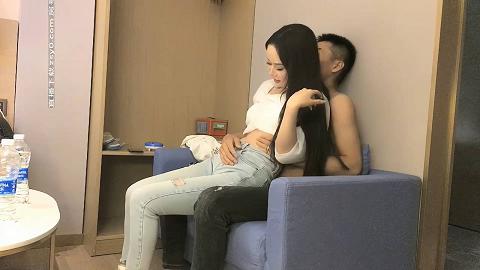 约了个极品高顔值牛仔裤妹子两分钟解决战斗