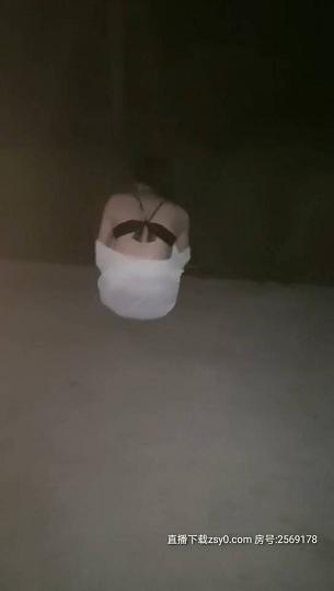 黑丝披肩美女〖熙熙宝儿〗野外车震路边操现约个粉丝车震玩3P太紧张刺激粉丝一会就射了