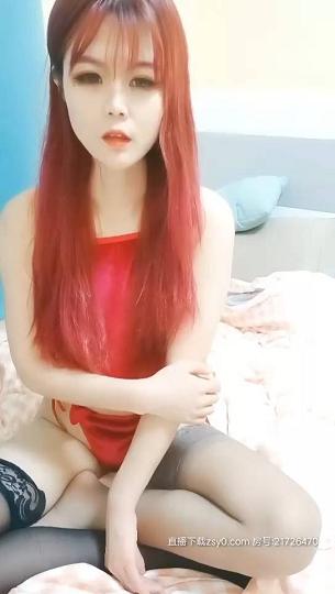 户外小桃子红发嫩妹自慰啪啪，红色肚兜黑丝足交炮机喷水