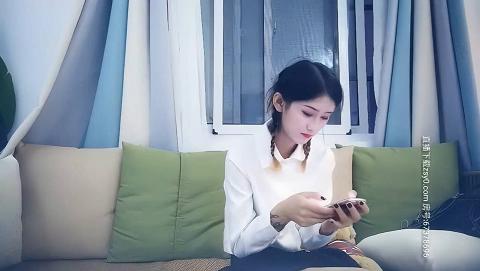 长相清纯扎著两个辫子萌妹啪啪，换上可爱情趣装猛干