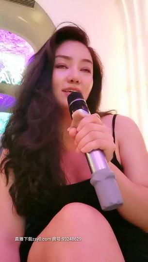 KTV里唱着歌揉着奶子，跳蛋塞逼里吃着鸡巴，摸著奶子爆草