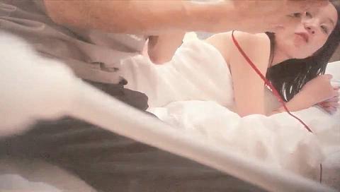 气质女神被3P，两个猥琐小伙艳福不浅，粉嫩清纯00后胴体肆意享用