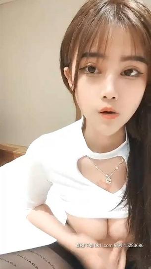 顔射高顔值嫩妹，性感黑丝高跟鞋近距离特写口交