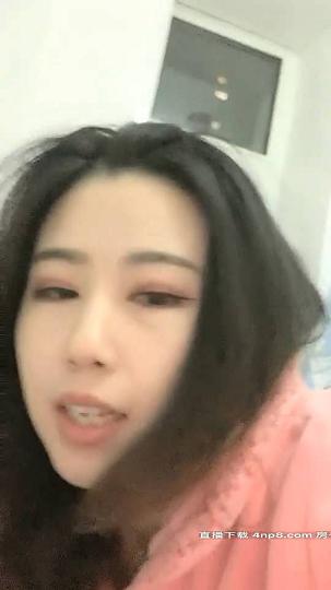 穿上情趣装黑丝啪啪，撕裆震动棒摩擦猛干大屁股