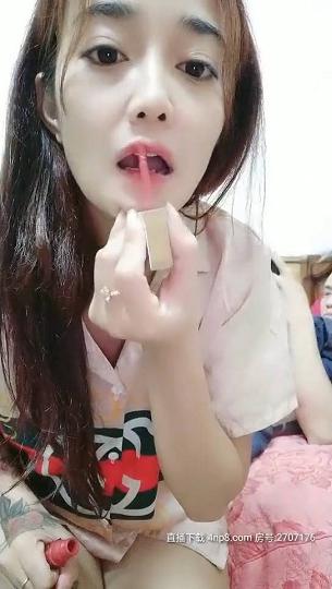 甜甜的美少妇打扮好了伺候小哥，各种口交，上位抽插AV棒辅助，叫声骚浪