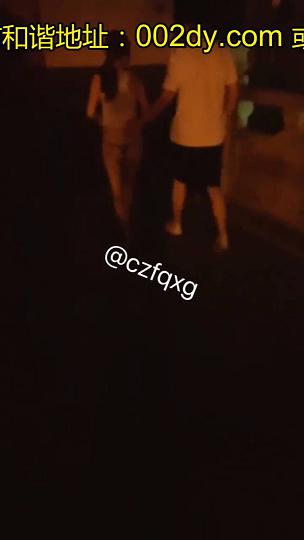 给妻子约的素质单男，晚上打扮漂亮包臀小白裙外出约会，单男一直摸老婆屁股，后入猛操！