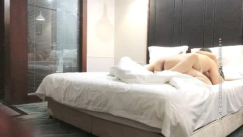 酒店约兼职妹中途来电话鸡巴软了撸了很久很难再硬