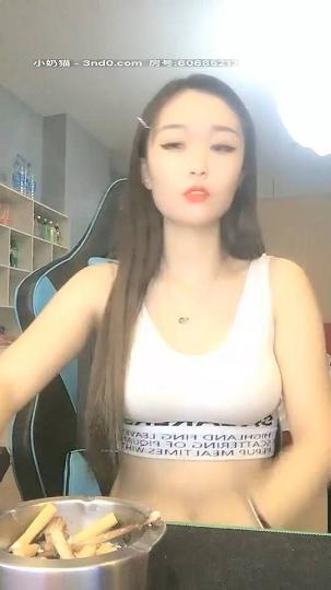 这对奶子真不错，穿上开档黑丝高跟鞋干