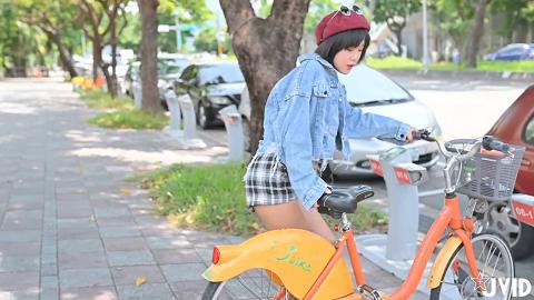 单车女孩猫猫穿迷你短裙学骑脚踏车骑到房间去四点全露X性爱视频