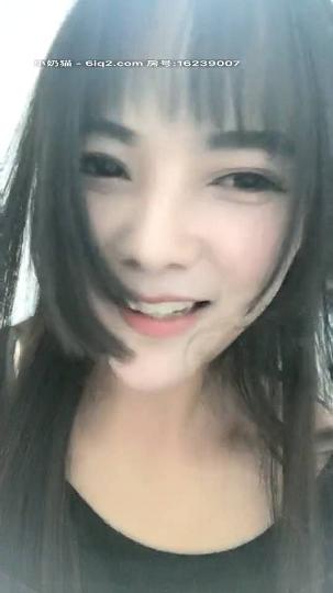 红唇大眼粉色旗袍黑色丝袜小姐姐按在床上就开始