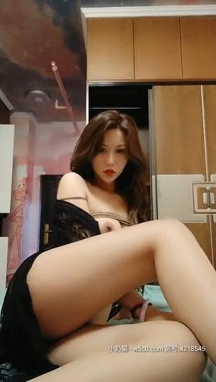 高顔值风骚御姐镜头前的风骚诱惑，奶子翘挺皮肤白皙会呼吸的逼逼看着水好多真刺激