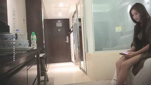 约了个顔值不错甜美妹子，乳推口交上来自己动