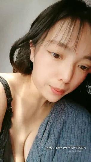 大奶主播正在直播孩子进来吓了一跳这个算萝莉还是御姐天空00不空6