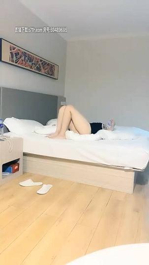 两个嫩妹，穿上女仆装干