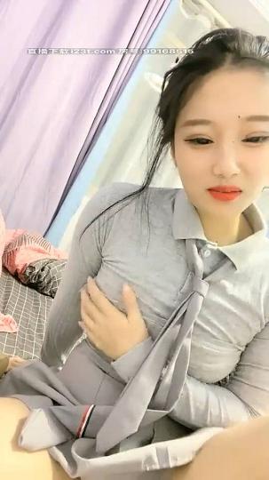 高顔值红唇骚气妹子道具自慰，脱光光特写震动棒抽插