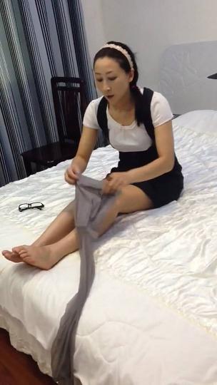 老公出差不在家的情人穿上各种丝袜啪啪啪露脸完整版