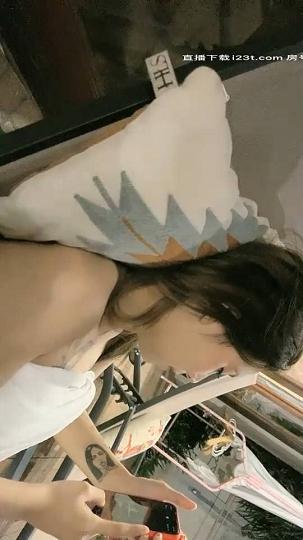 泳池口交，再到床上干足交骑坐性感大屁股