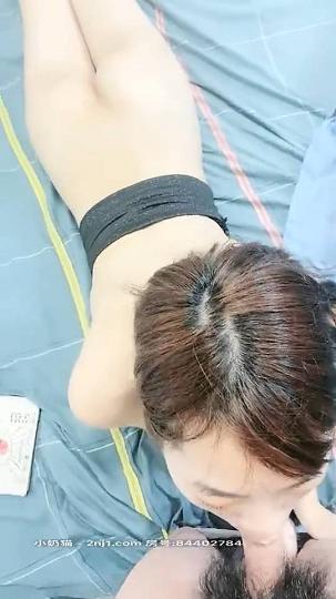 顔射顔射女神当初的青涩妹子已经被调教的越来越骚了，直播也愈发放得开还叫来了她闺蜜一起玩