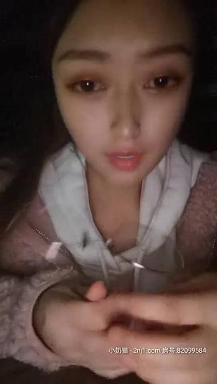 深夜与小哥在网吧厕所给小哥口交脱光了后入满足了小哥自慰骚逼