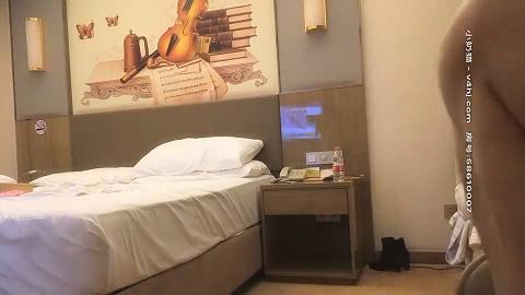 约了两个性感白衣妹子双飞啪啪第二炮，上下舔弄口交后入