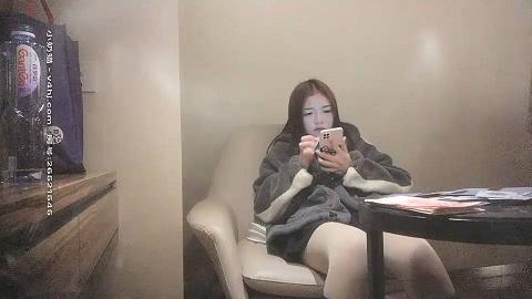 约了个皮靴短裙萌妹子啪啪，抬腿侧入娇喘连连