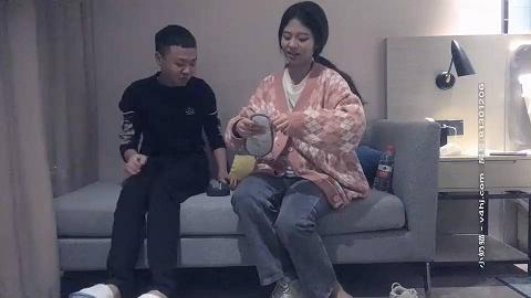 牛仔裤苗条妹子，揉奶摸逼近距离拍摄