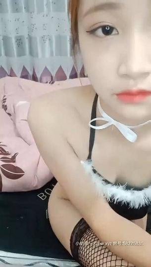 芳儿在人间颜值不错新人妹子情趣装道具玩弄，黑色网袜拨开裤子跳蛋假吊抽插