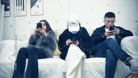 两个妹子留下一个啪啪，穿上黑色网袜沙发上后入