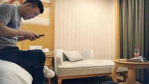 性感短裙妹子啪啪，抬腿侧入大力抽插