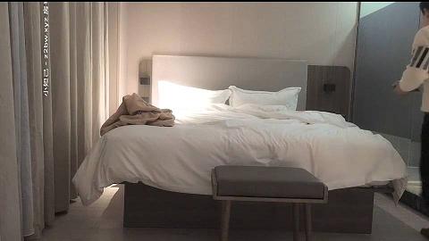 网约小姐姐，后入啪啪饥渴几天了用力干，做到一半要去医院表示很无语