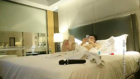 探花二狗哥发工资酒店1800元约炮生意很火的LV包包少妇口出来射嘴里