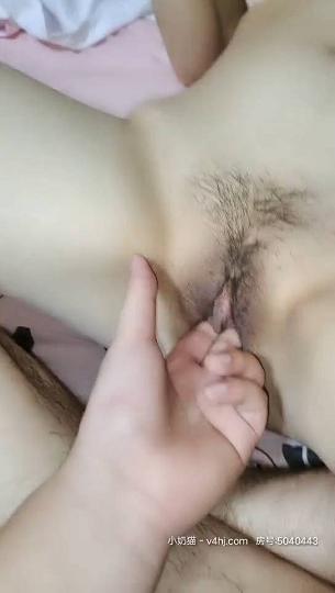 新来的学妹躺在床上让揉奶子抠逼，穿上开档黑丝主动上位求操，浪荡呻吟表情够骚射嘴里