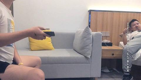 3P齐操完美身材漂亮外围沙发上怼操骑乘真刺激