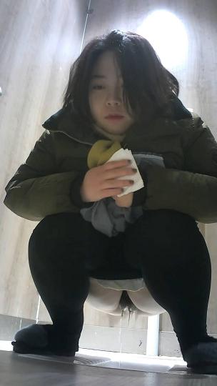 十二月最新流出商场全景厕拍对着镜头胜利手势的可爱眼镜妹