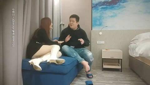 小胖哥约了个白靴短裙沙发啪啪，纯净水洗逼