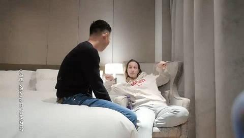 异域风情漂亮小姐姐，肤白胸大腿长，激情啪啪连干两炮