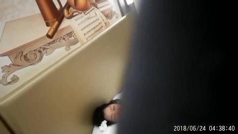 年度最牛蜜饯近2小时气质美少妇被两个屌丝下药带到宾馆开房随意玩弄轮流干2018_0624_043840.mov