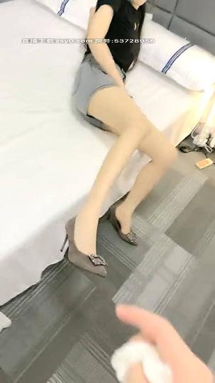 美腿主播AVOVE_2020.09.10再次露脸，帝都13W粉丝极品御姐Avove天生尤物是男人都把持不住，粉胸馒头嫩穴，对白淫荡刺激，光听她发骚就让你射