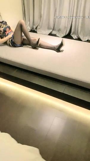 美腿主播AVOVE_2020.10.28‖酒店‖蓝黑祥云旗袍‖黑丝高跟‖在沙发被操，肚子被插疼了.T