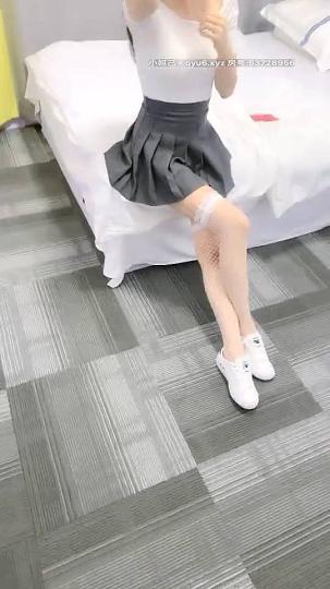 美腿主播AVOVE_2021.05.01帝都淫荡小情侣，蜂腰翘臀魔鬼身材，无套啪啪内射，情趣诱惑刺激劲爆