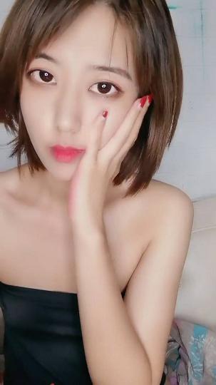 河坝表情很吊的短发美女河坝6112