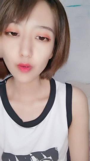 河坝表情很吊的短发美女河坝6223