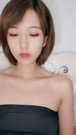 河坝表情很吊的短发美女河坝612（1）